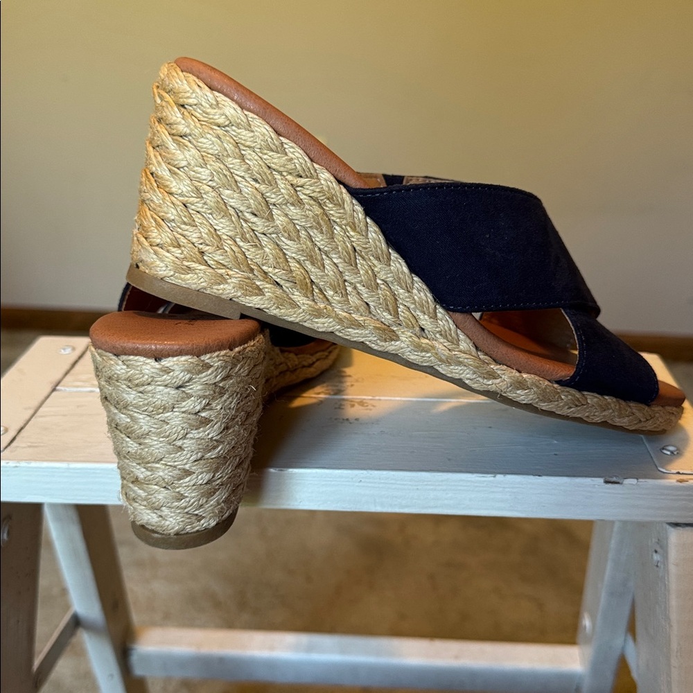 Tommy Bahama , Women's Navy Wedge Sandals - Picture 4 of 4